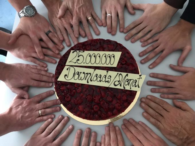 做一个为庆祝月2550万次下载量的大蛋糕送给各位同仁。